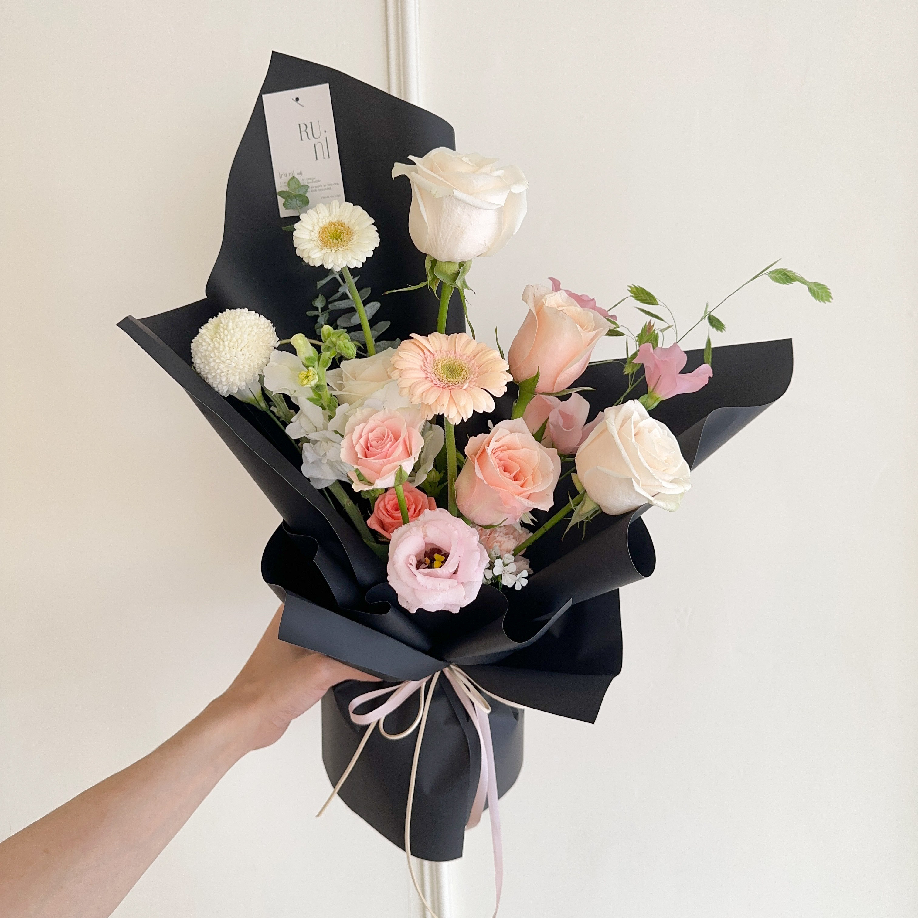 浪漫滿載-白粉色系綜合鮮花花束