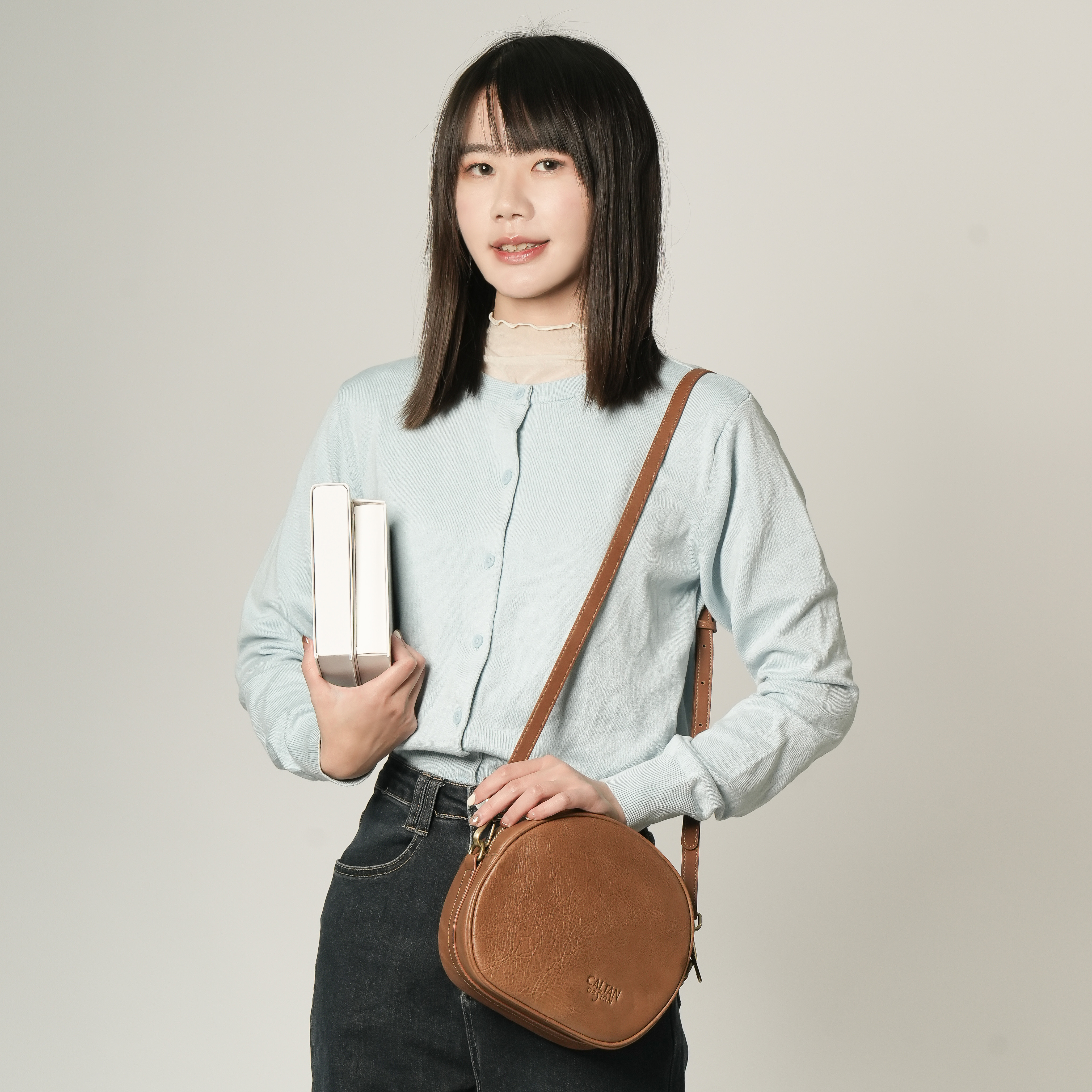 真皮圓形大容量斜背包-兩色(234030)