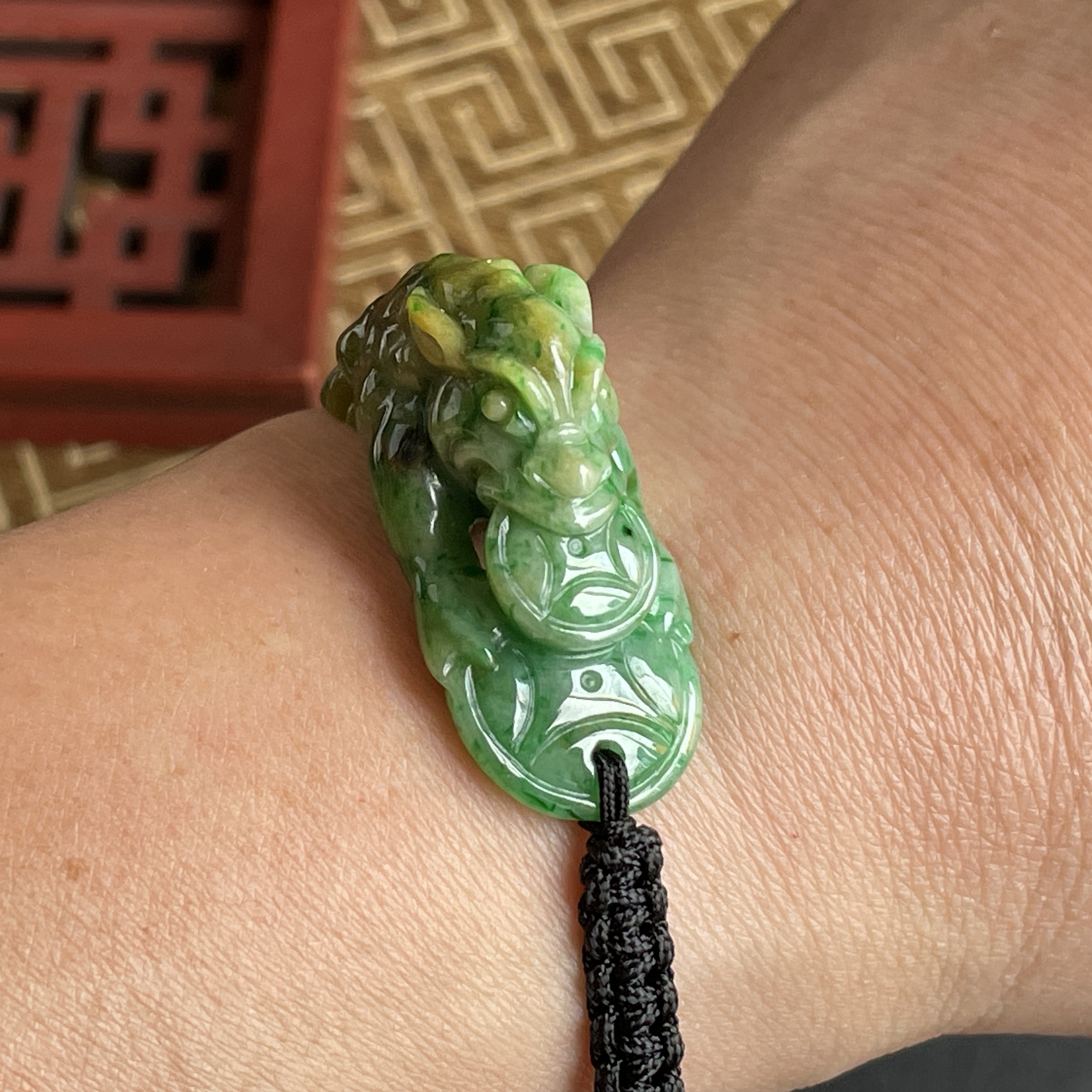 J2363 翡翠黃加綠金蟾手牌