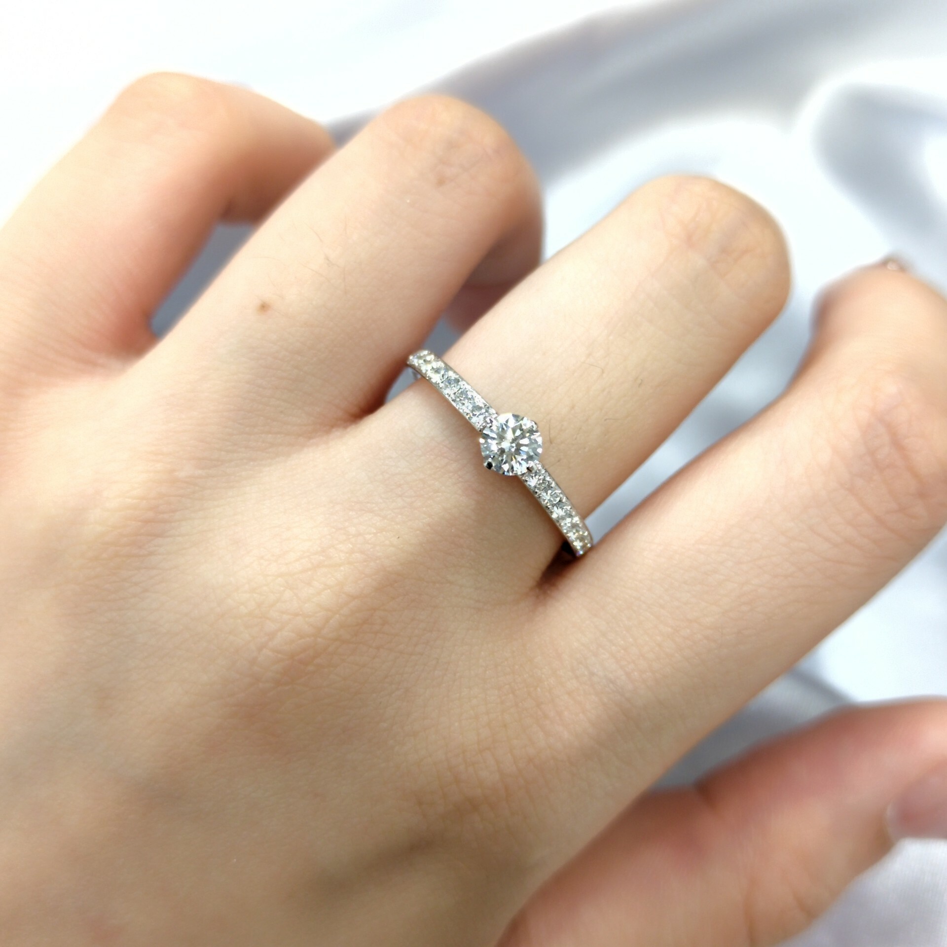 全新18K白金【單粒32份鑽石】配小鑽共62份鑽石戒指