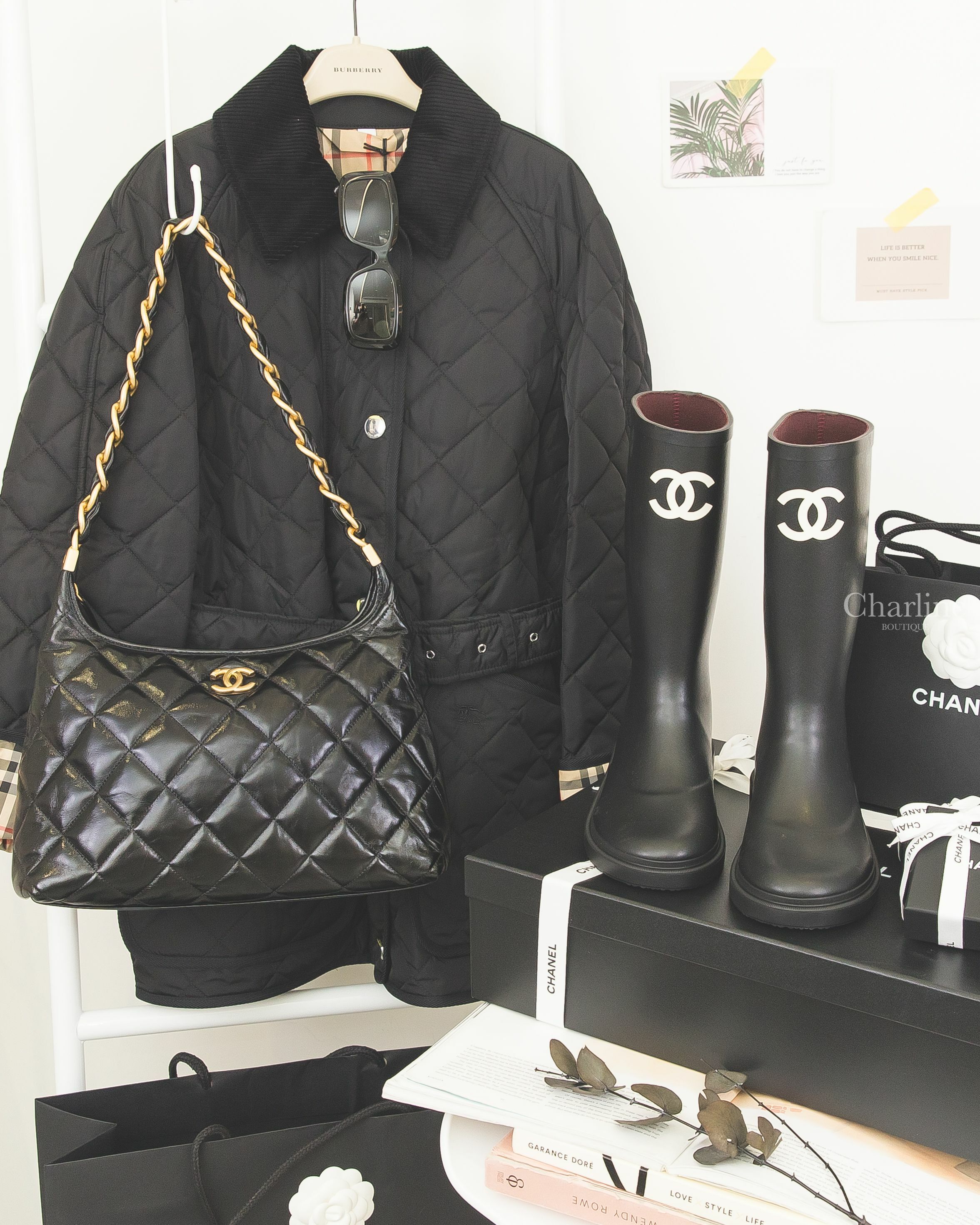 Burberry黑色燈芯絨領無肩線米色黑白紅相間條紋內裡附腰帶尼龍長袖外套,Chanel黑色白CC後跟字母橡膠雨靴,Chanel Hobo 黑色金CC粗金鏈帶大型,Chanel 黑色方框側邊白愛心太陽眼鏡-Charline Boutique 精品代購