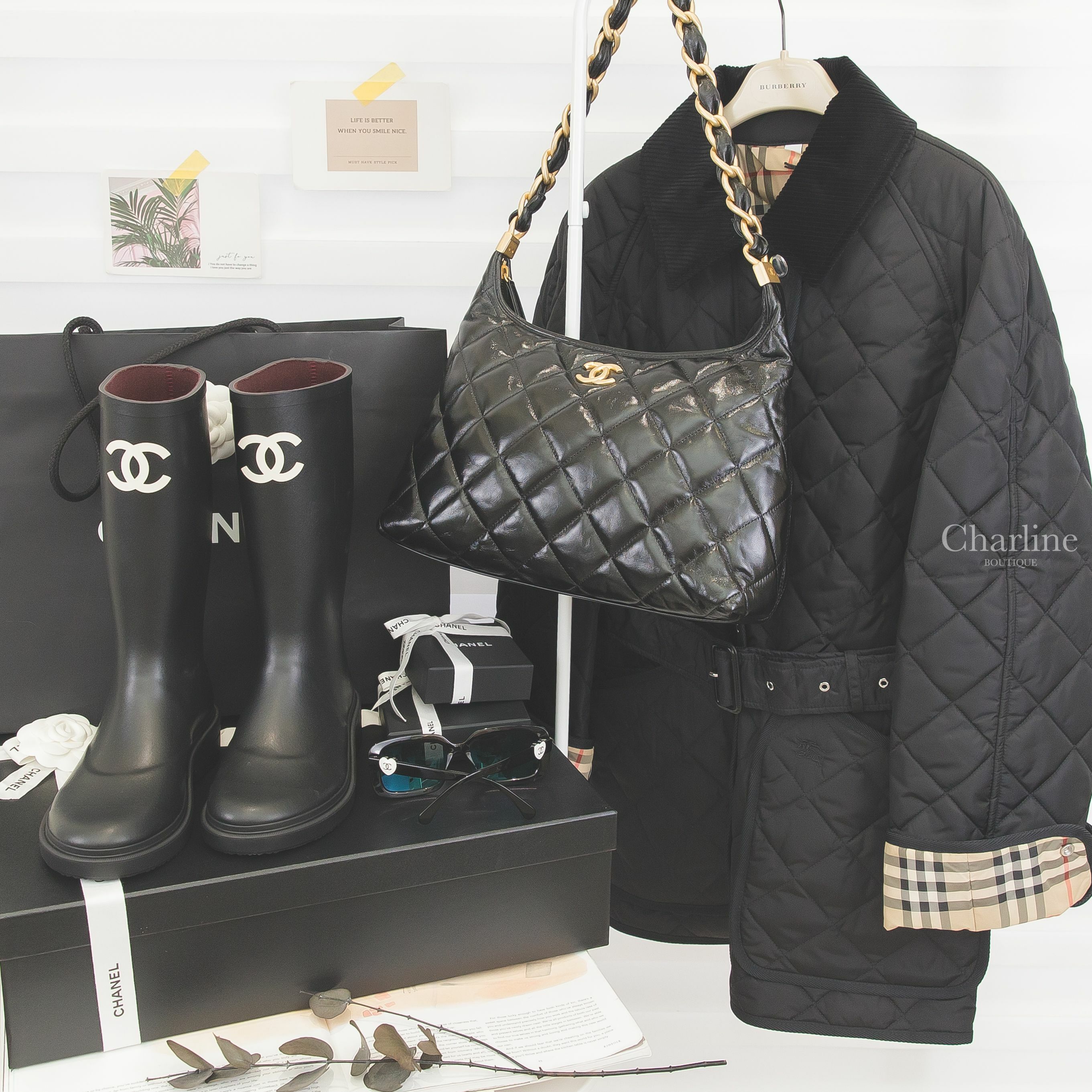 Burberry黑色燈芯絨領無肩線米色黑白紅相間條紋內裡附腰帶尼龍長袖外套,Chanel黑色白CC後跟字母橡膠雨靴,Chanel Hobo 黑色金CC粗金鏈帶大型,Chanel 黑色方框側邊白愛心太陽眼鏡-Charline Boutique 精品代購