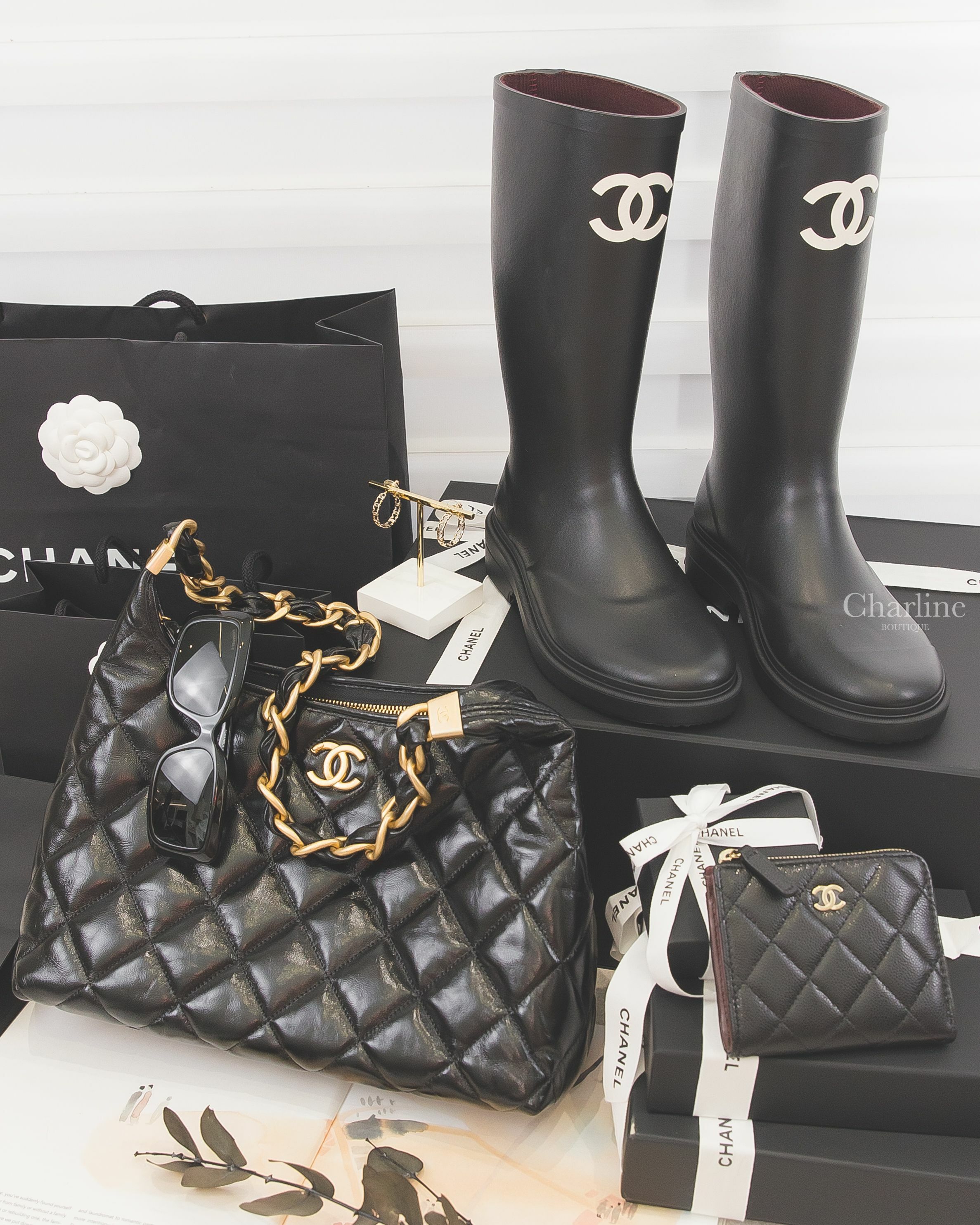 Chanel 黑色金CC荔枝菱格紋拉鍊方形零錢包,金色簍空CC圈圈耳環,黑色白CC後跟字母橡膠雨靴,Chanel Hobo 黑色金CC粗金鏈大型羊皮菱格紋,黑色方框側邊白愛心太陽眼鏡-Charline Boutique 精品代購