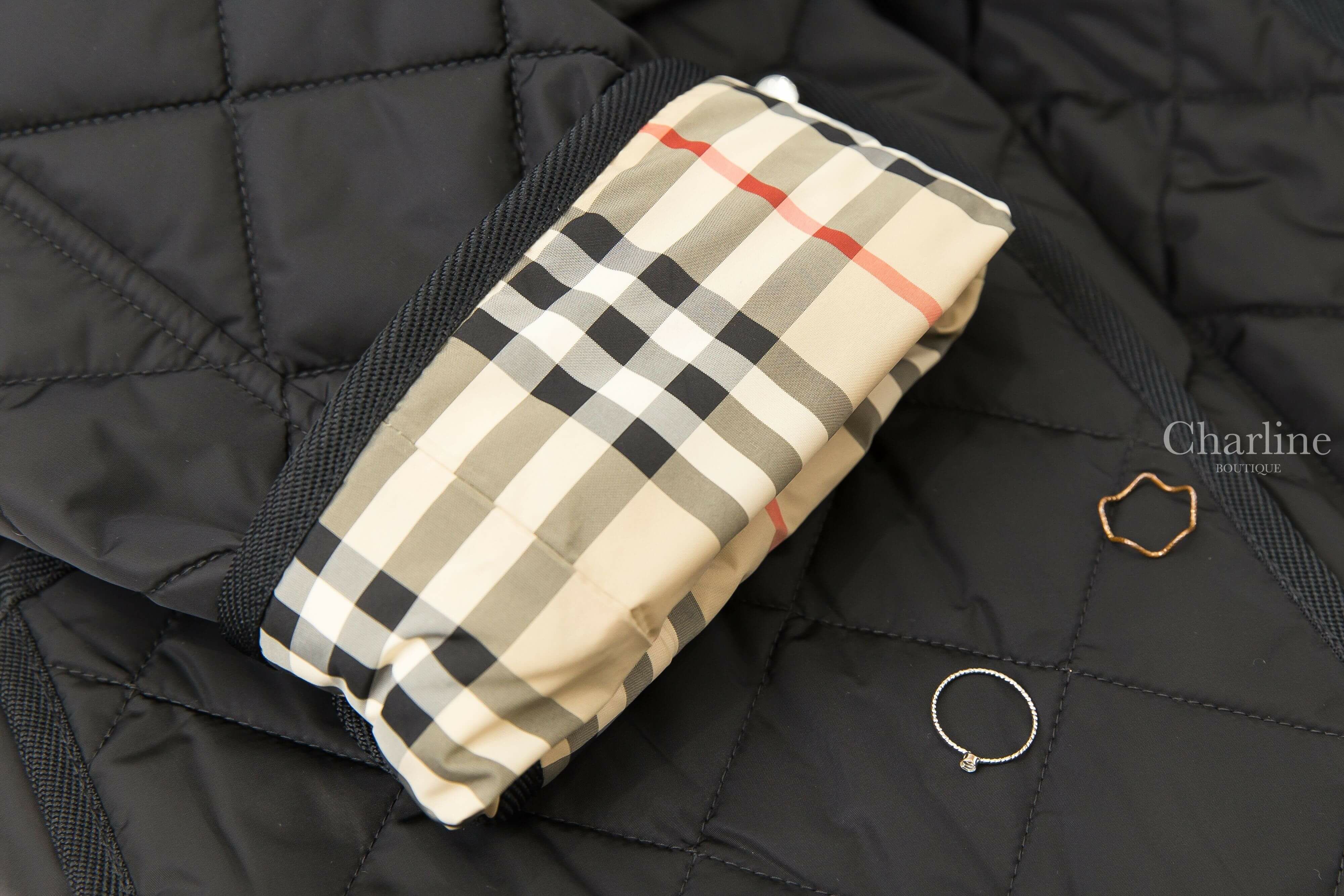 Burberry Quilted Nylon Jacket 黑色燈芯絨領無肩線絎縫溫控米色黑白紅相間條紋內裡附腰帶尼龍長袖外套