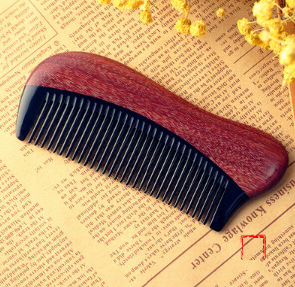 Hotly recommended fish-shaped violet green sandalwood horn wood comb [violet + horn]