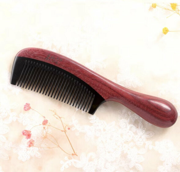 Hotly recommended perilla wood, green sandalwood and black horn comb [violet + horn]