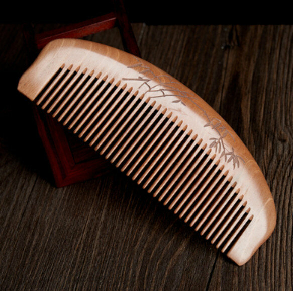 Hotly recommended old peach wood carved comb [fine teeth]