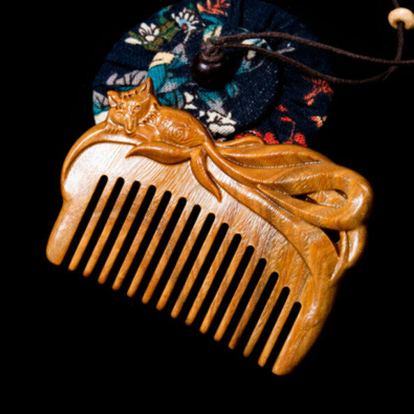 Hotly Recommended Green Sandalwood Carved Wooden Comb [Crouching Fox]