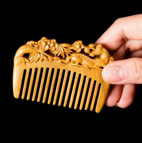 Hotly recommended green sandalwood carved wood comb [Childhood Sweetheart]