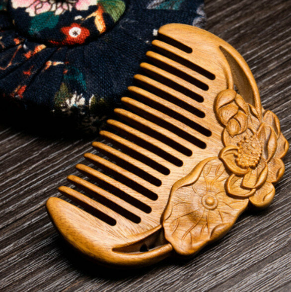 Hotly recommended green sandalwood carved wood comb [Lotus]