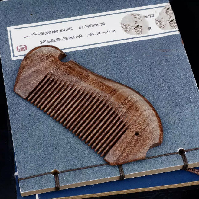 New comb (dark brown dense-toothed fish-shaped sandalwood comb + tassel)