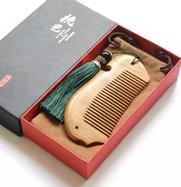 Popular green sandalwood comb fish-shaped dense teeth (gift box + cloth bag) about 12.5 cm