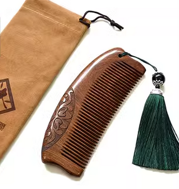 Popular sandalwood carved comb to prevent hair loss (dark green tassel (packed in cloth bag) about 15 cm long)