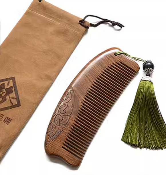 Popular sandalwood comb carved to prevent hair loss (military green tassel (packed in cloth bag) about 15 cm long)