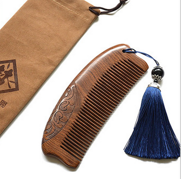 Popular sandalwood comb carved to prevent hair loss (navy blue tassel (packed in cloth bag) about 15 cm long)