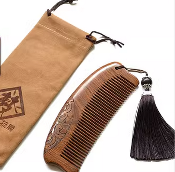 Hot-selling sandalwood comb with carved anti-hair loss (dark brown tassel (packed in cloth bag) about 15 cm long)