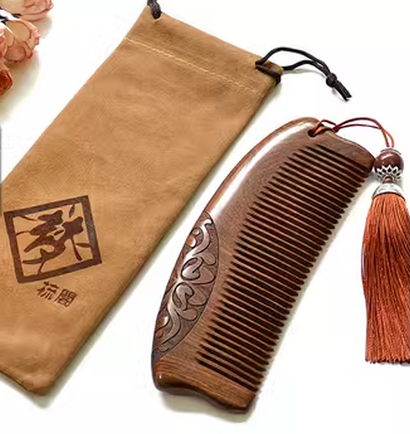 Popular sandalwood carved comb to prevent hair loss (brown tassel (packed in cloth bag) about 15 cm long)