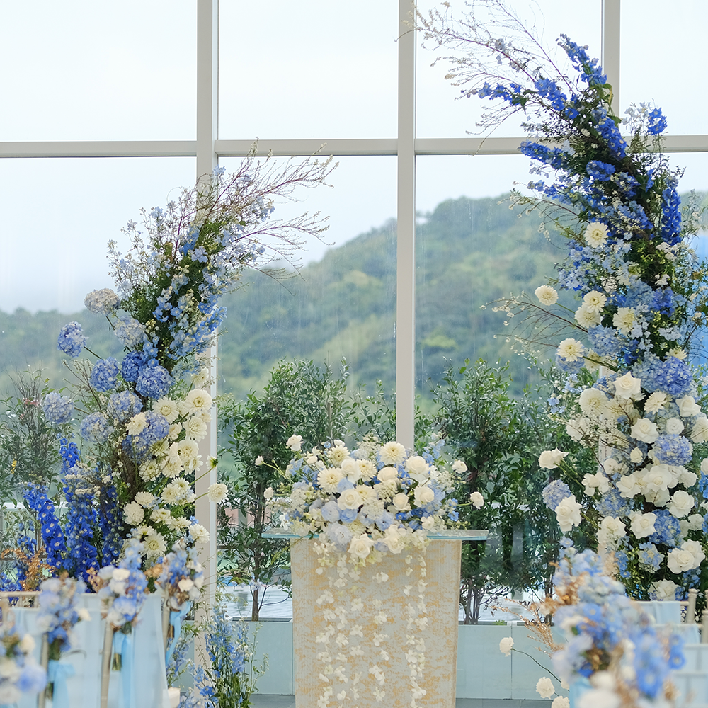 藍色和白色花朵的婚禮儀式佈置照片