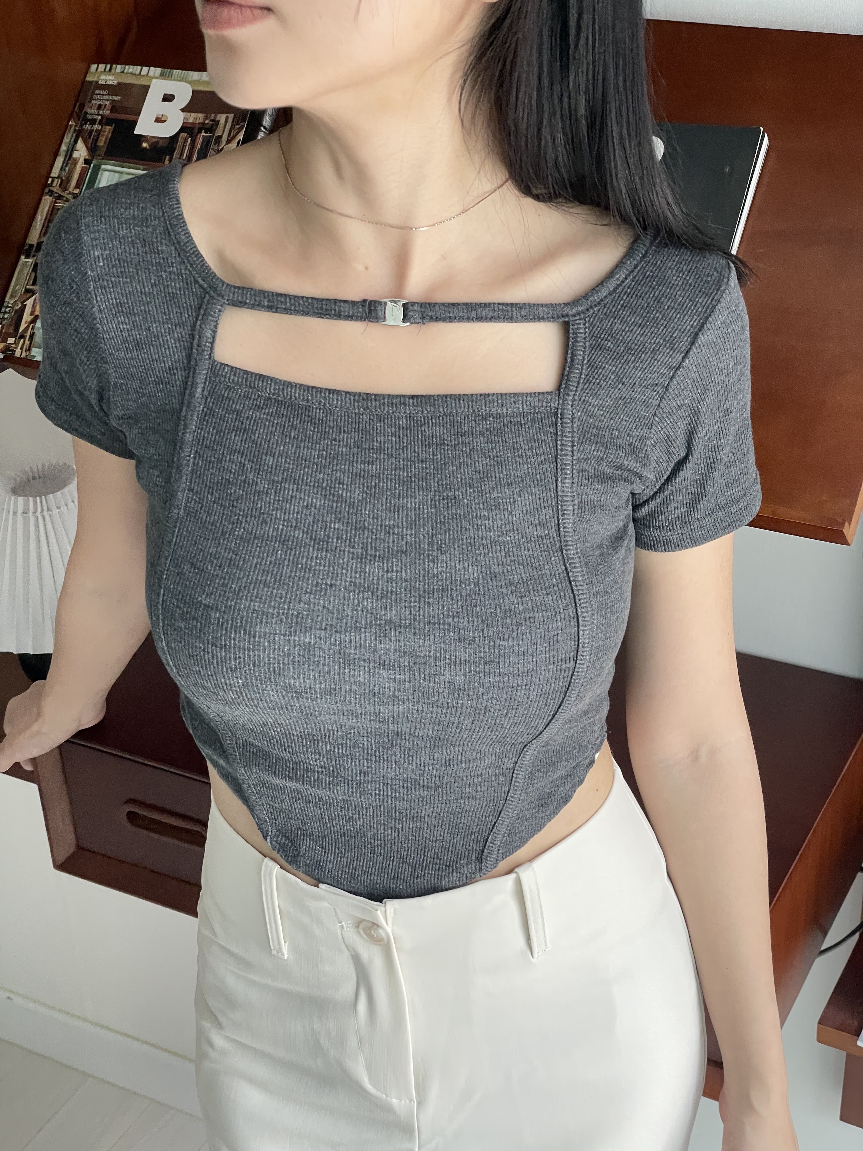 (現貨)  貼身設計感不規則收腰短上衣 T0711(白/黑)