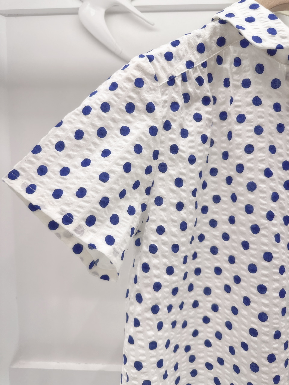 泡泡袖水玉襯衫