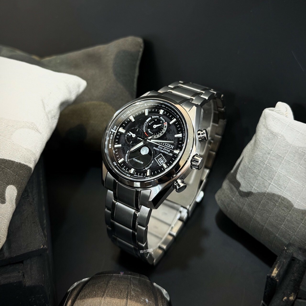 【CITIZEN 星辰】 GENTS 光動能 鈦金屬 月相盈虧電波對時腕錶BY1018-80E 43mm 現代鐘錶