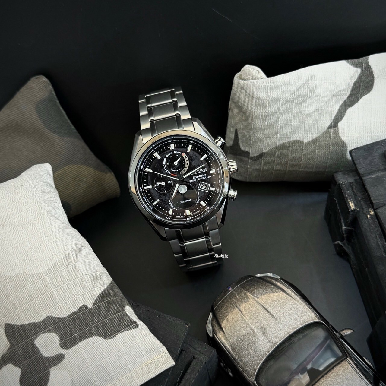 【CITIZEN 星辰】 GENTS 光動能 鈦金屬 月相盈虧電波對時腕錶BY1018-80E 43mm 現代鐘錶