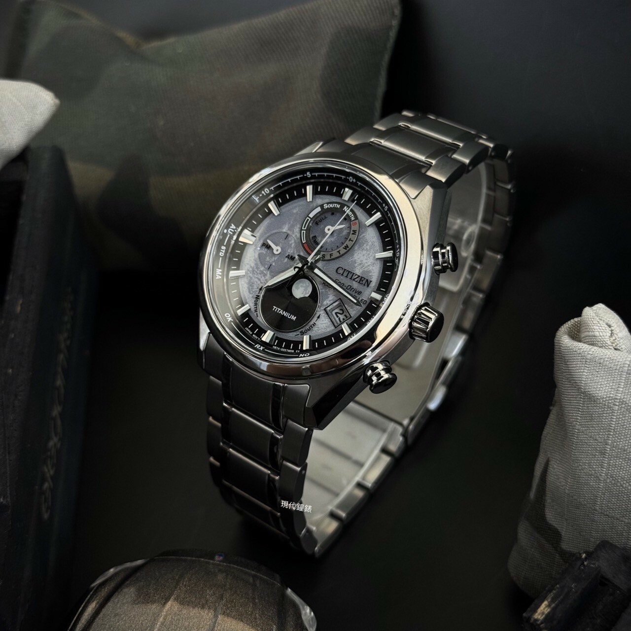 【CITIZEN 星辰】 GENTS 光動能 鈦金屬 月相盈虧電波對時腕錶BY1010-81H 43mm 現代鐘錶