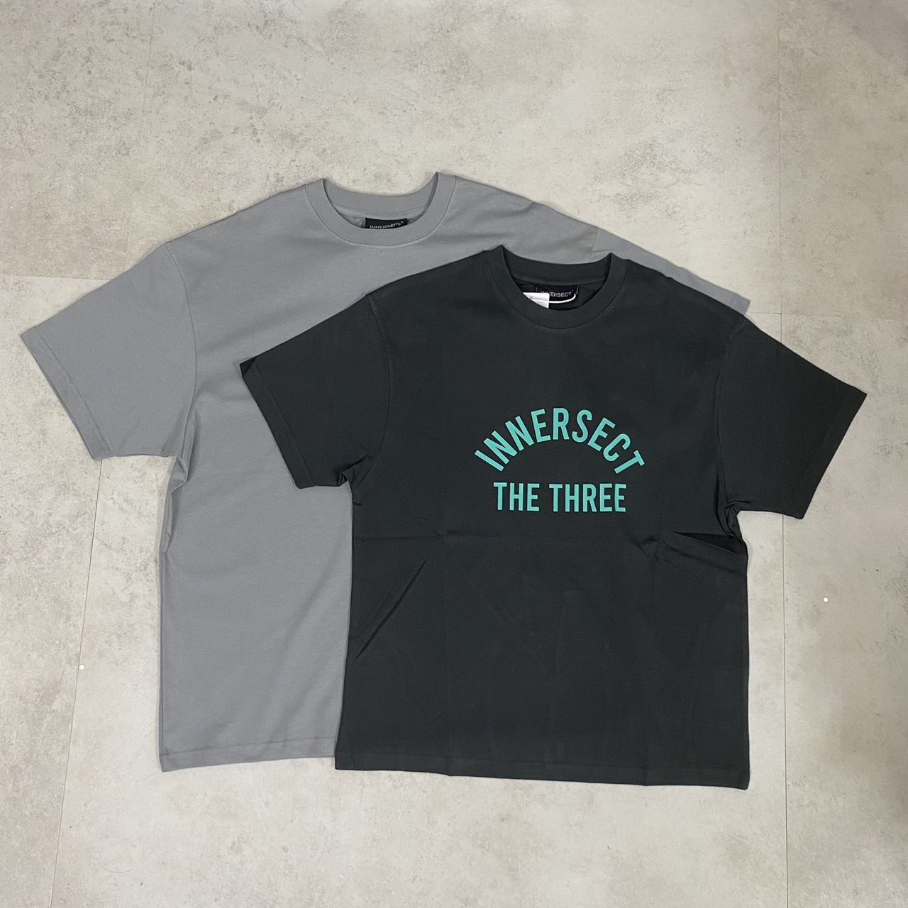 INNERSECT X JERRY LORENZO三生萬物拱型LOGO圓領短Tee INN24SSTTE044