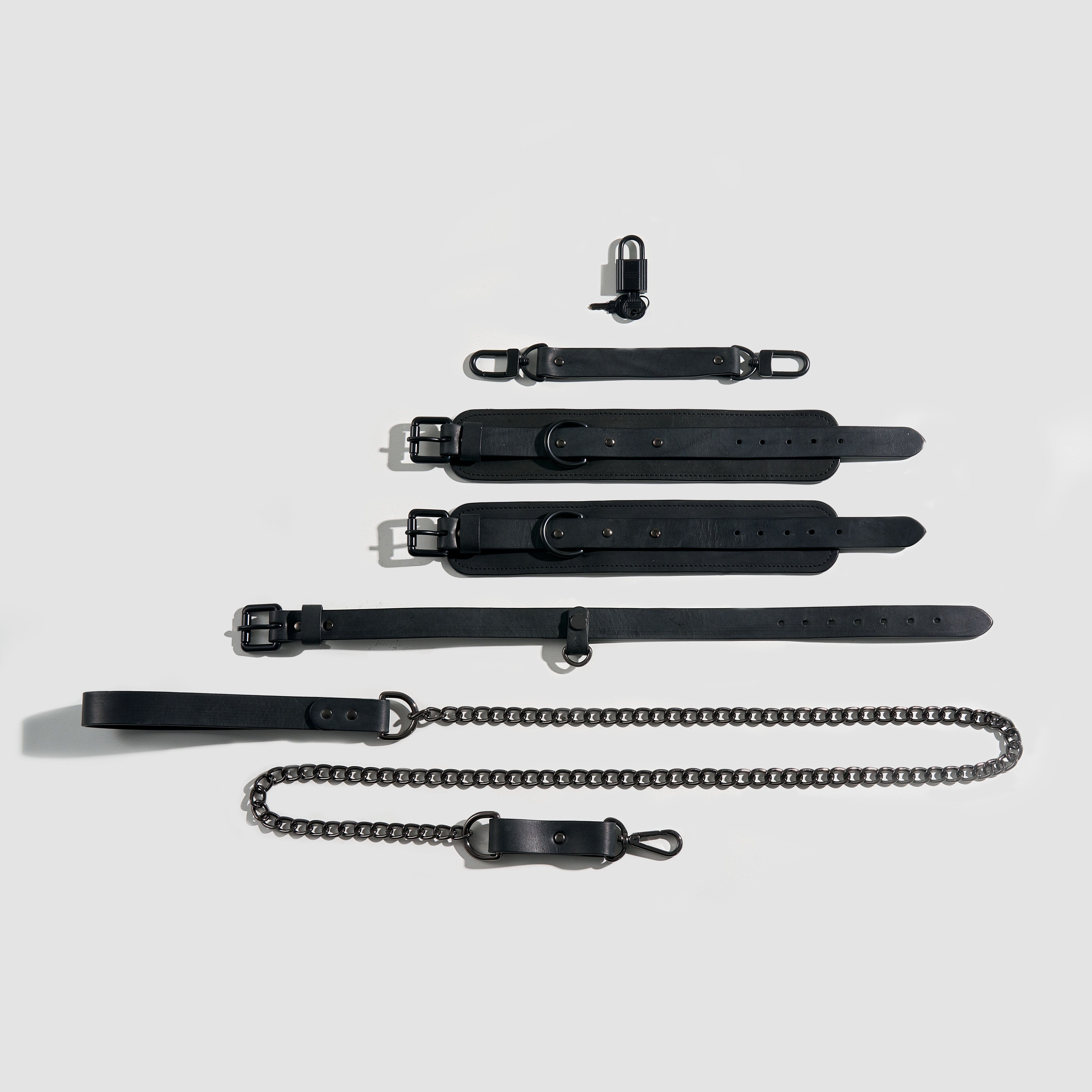 全黑套組：手銬+頸圈+牽繩+鎖頭+2組燙金