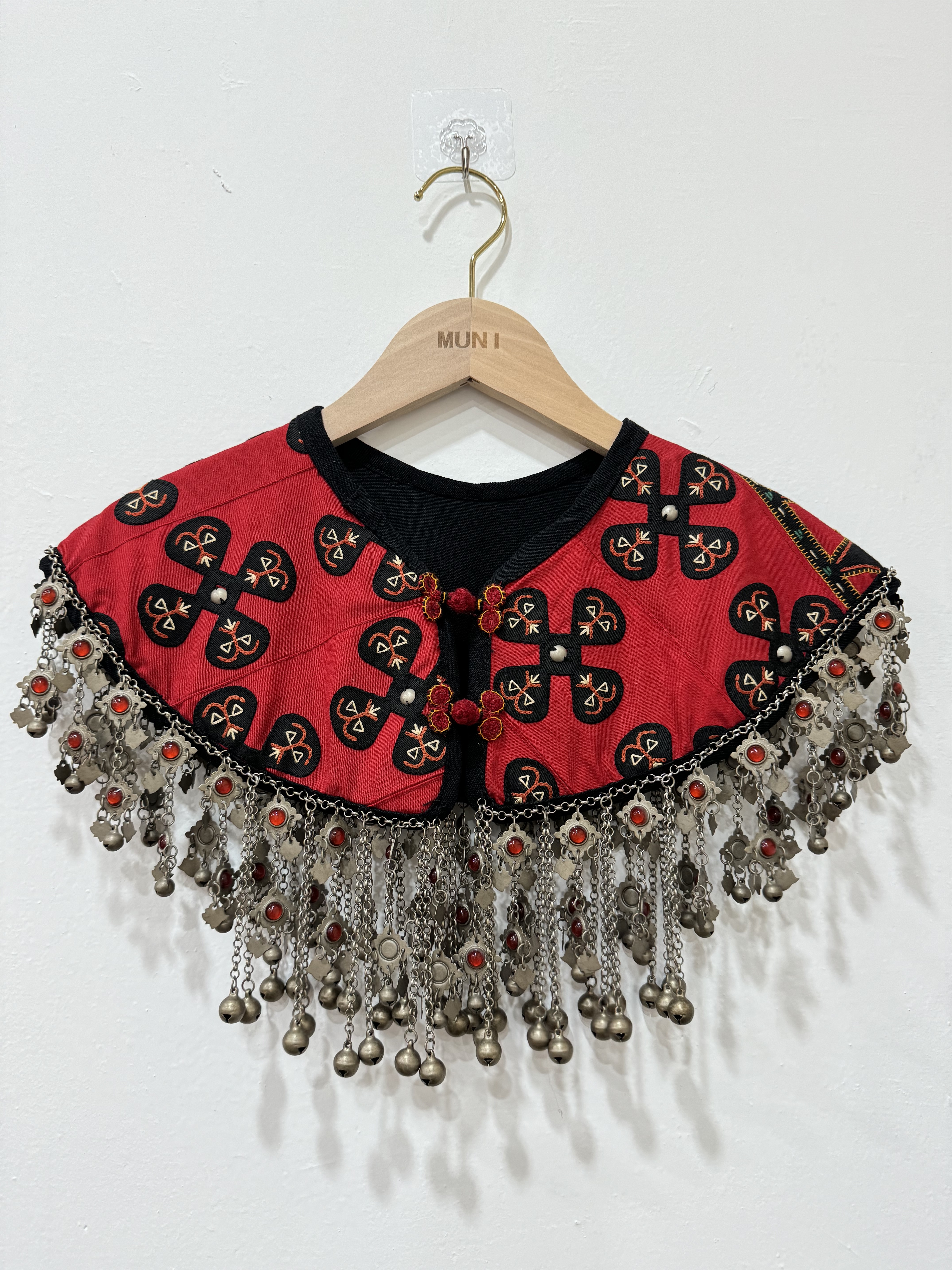 No.1電繡紅底雲肩.肩寬約49cm