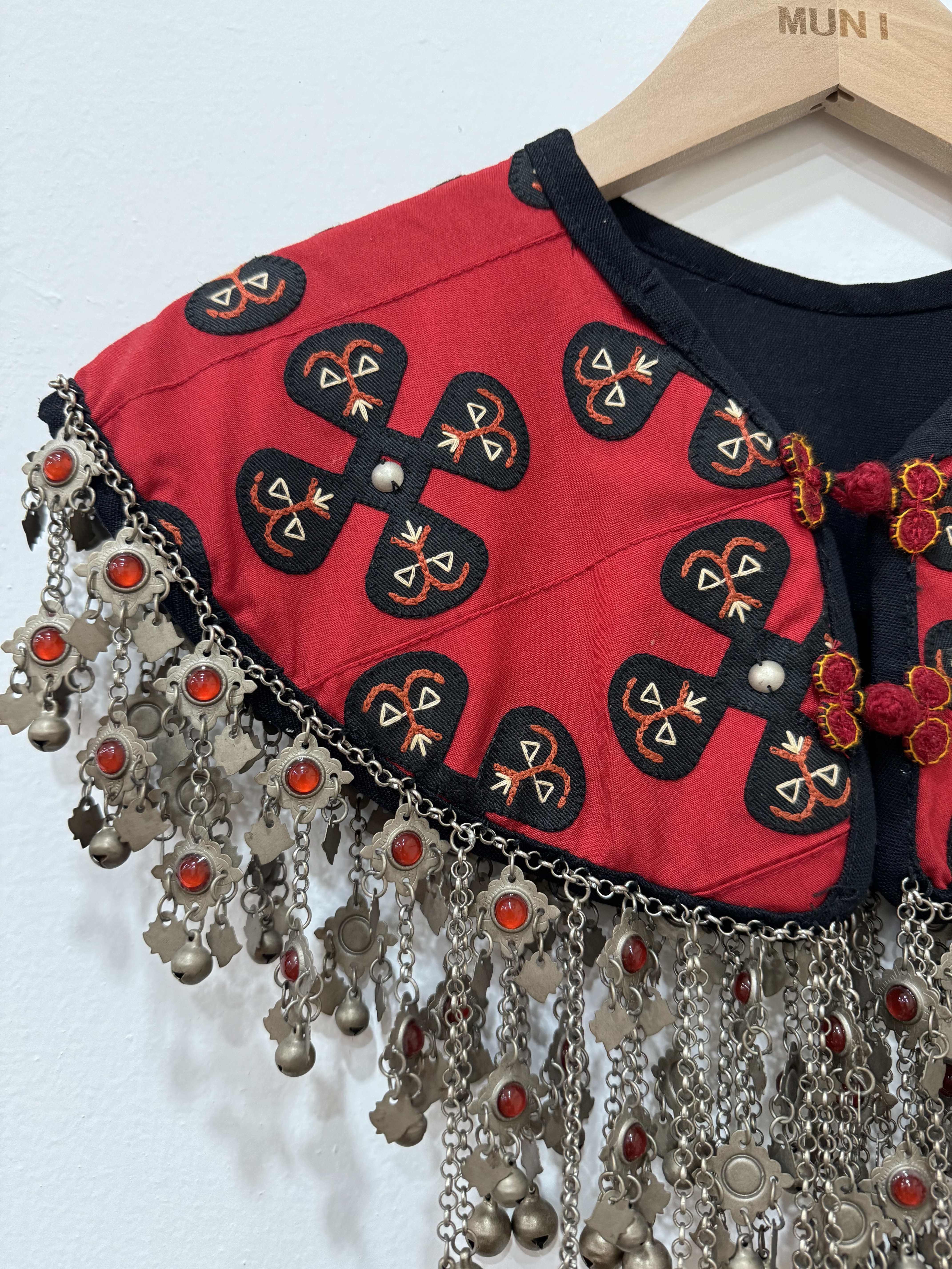 No.1電繡紅底雲肩.肩寬約49cm