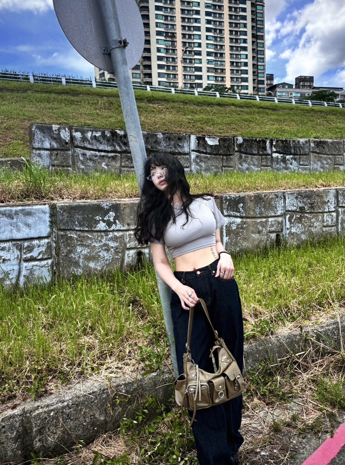 《S.G》涼感彈性斜肩袖素面女生短版T