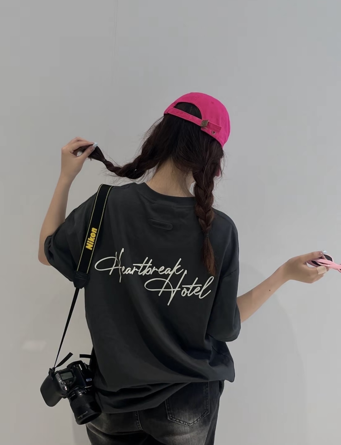 INNERSECT 三生萬物 x 心碎旅店 愛心刺繡短T 草寫 寬鬆 落肩 2色(任買兩件免運)/預購