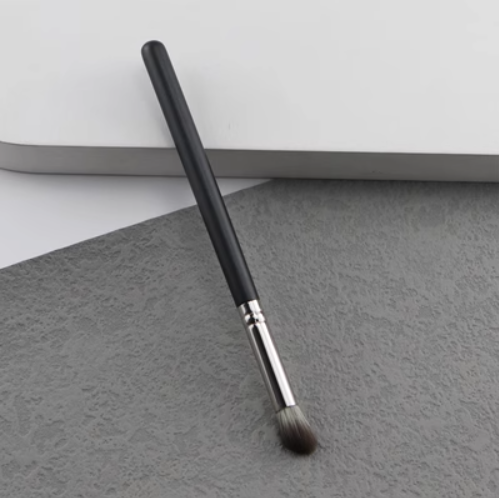 The most popular single nose shadow brush (black)