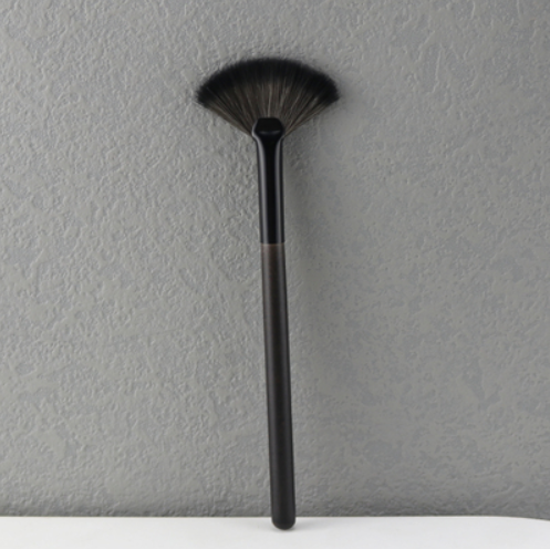 Hot-selling single highlight brush (black fan-shaped)