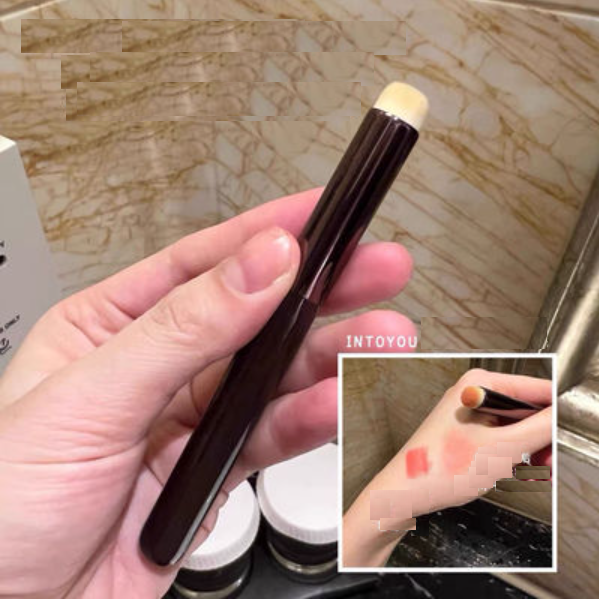 Hotly recommended round lip brush (1 blending concealer brush)