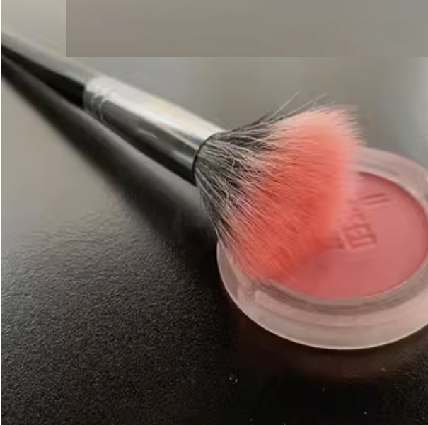 Hot recommended stippling brush (1 large stippling blush brush)