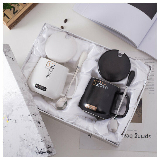 Hot Selling Ceramic Mug [Short 520 Matte Black and White Pair of Cups with Covered Spoon Gift Box] (Capacity 301-400ml)