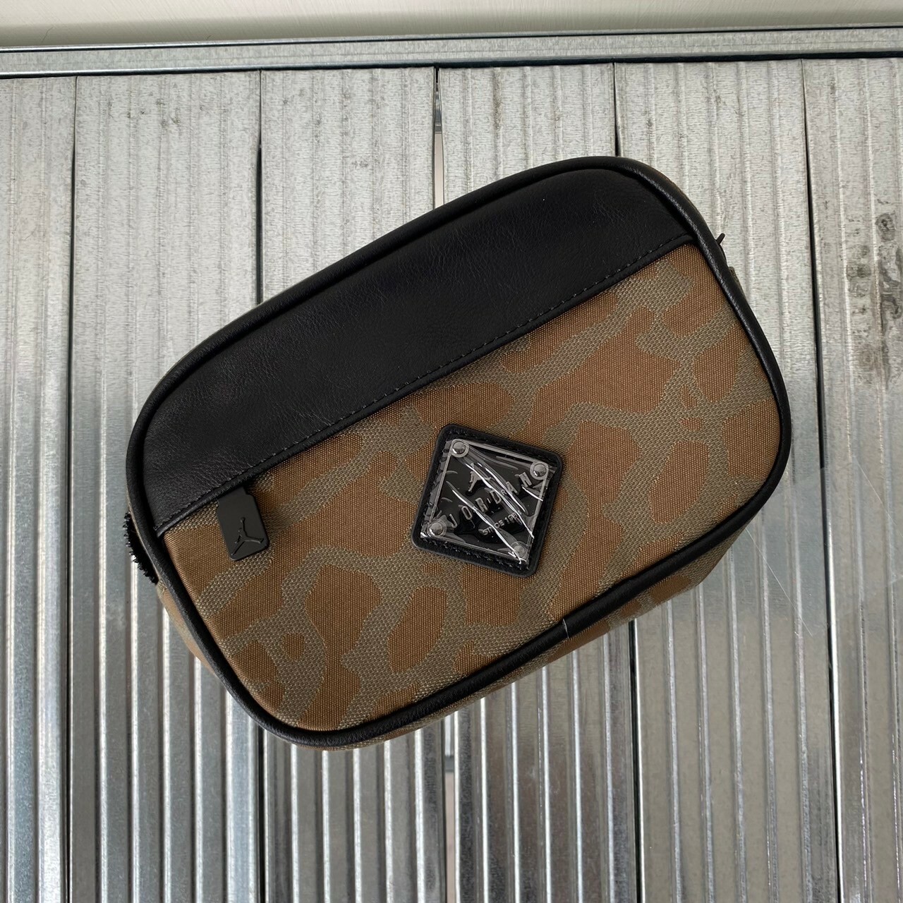 Nike Jordan Shoulder Bag 吊牌英文肩背包 斜背包 隨身小包 JD2433040AD-002