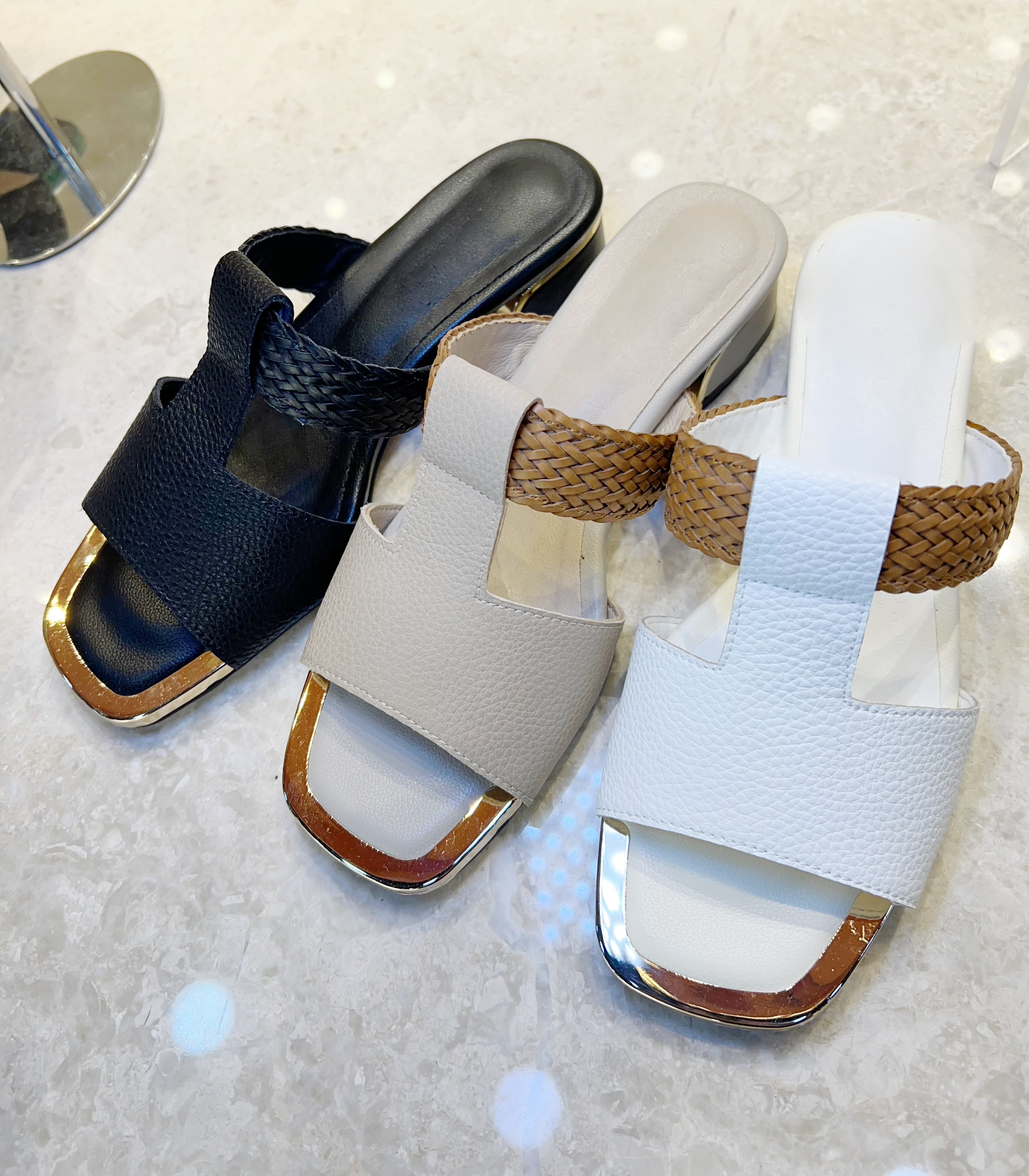 金屬藤編皮革涼鞋