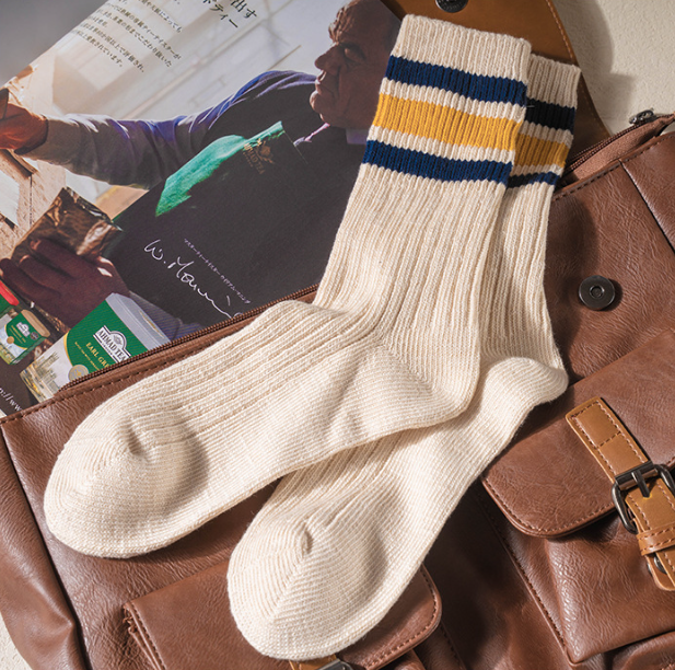 百搭撞色三條紋中筒襪，全新配色。