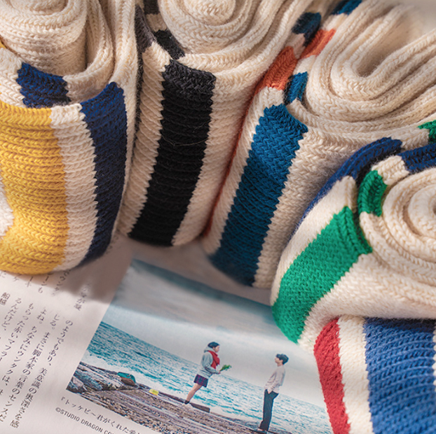 百搭撞色三條紋中筒襪，全新配色。