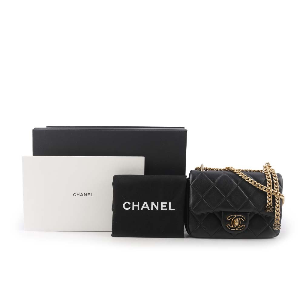 【CHANEL】琺瑯CC Logo 及吊飾小羊皮迷你翻蓋包(黑色) CH14000125
