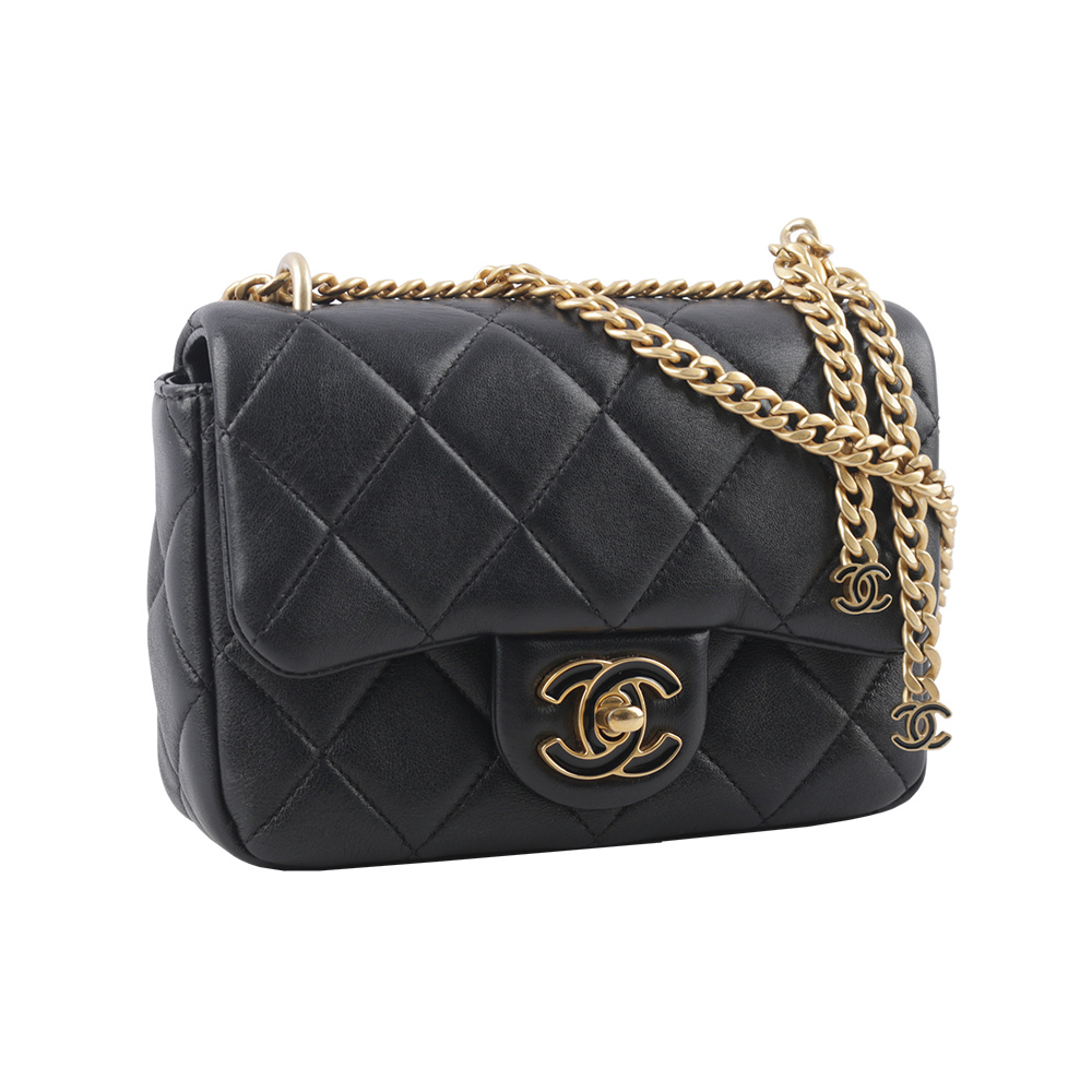 【CHANEL】琺瑯CC Logo 及吊飾小羊皮迷你翻蓋包(黑色) CH14000125