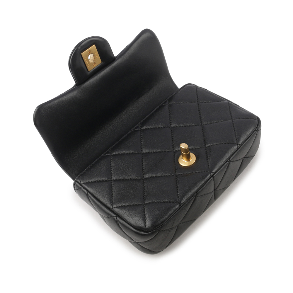 【CHANEL】琺瑯CC Logo 及吊飾小羊皮迷你翻蓋包(黑色) CH14000125