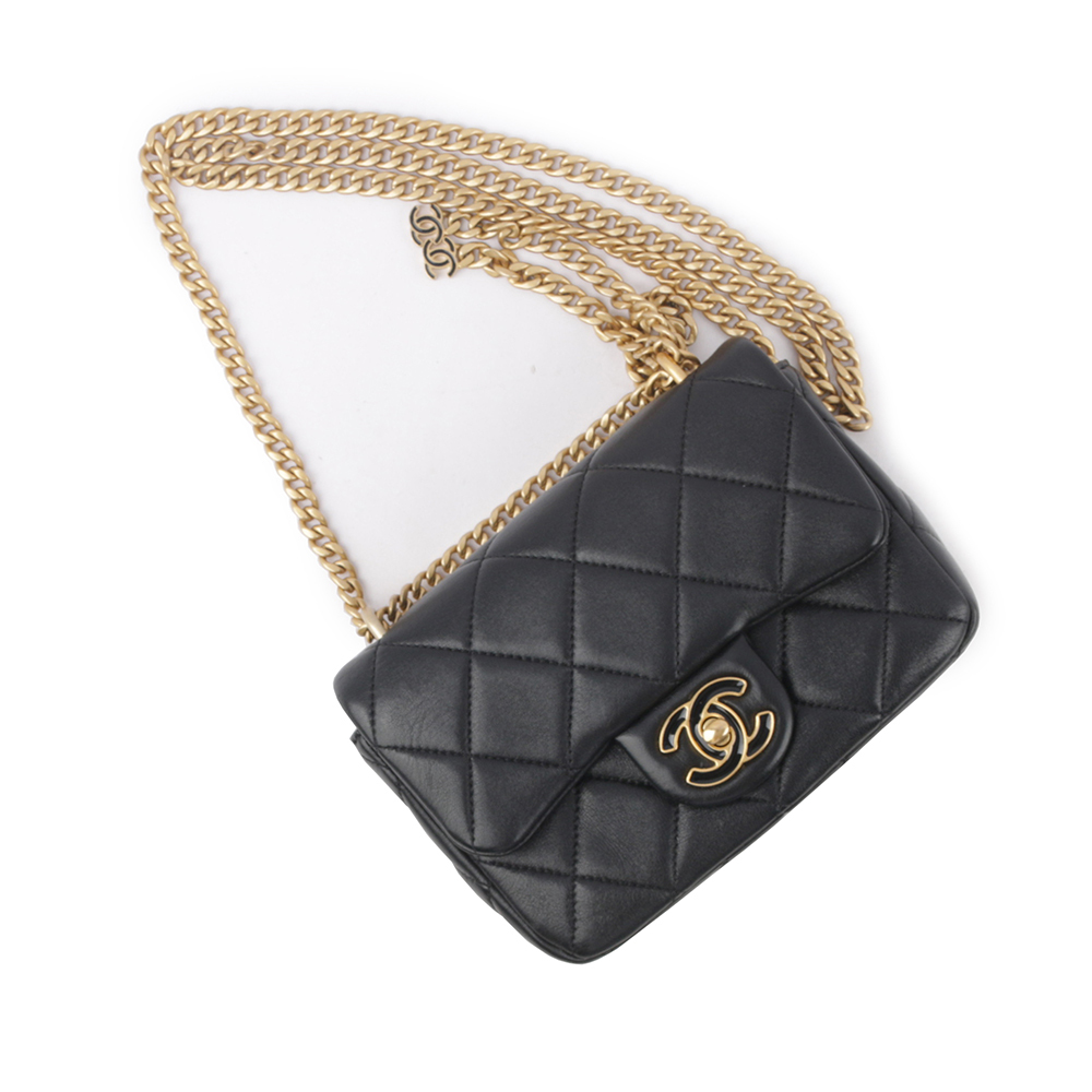 【CHANEL】琺瑯CC Logo 及吊飾小羊皮迷你翻蓋包(黑色) CH14000125