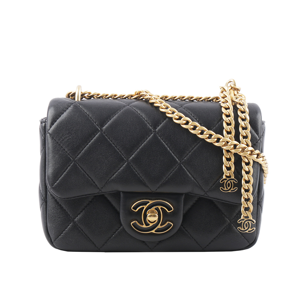 【CHANEL】琺瑯CC Logo 及吊飾小羊皮迷你翻蓋包(黑色) CH14000125