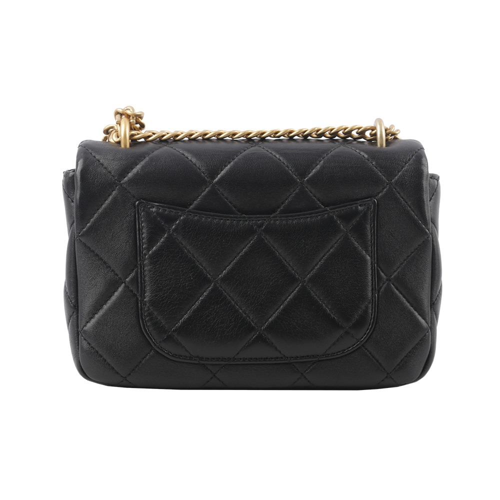 【CHANEL】琺瑯CC Logo 及吊飾小羊皮迷你翻蓋包(黑色) CH14000125