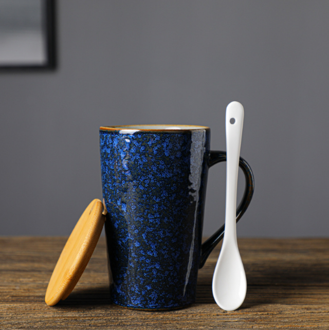 Popular retro stoneware mug (blue model with lid and spoon, capacity 401-500ml)