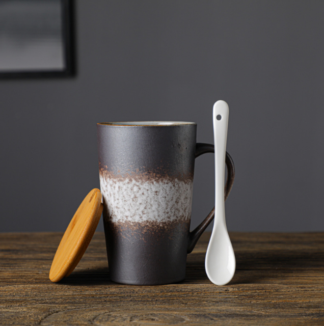 Popular retro stoneware mug (includes lid and spoon, gradient black, capacity 401-500ml)